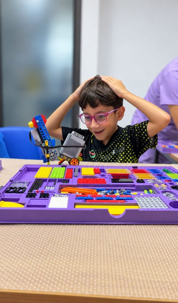 Asombro ante un proyecto mecánico en Centro Educativo STEAM