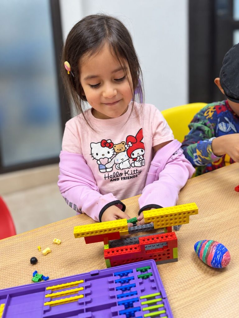 Construcción educativa con bloques de colores en Centro Educativo STEAM