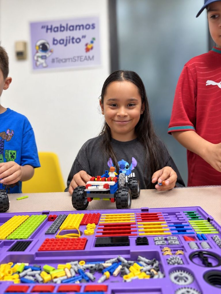 Niña construye un vehículo en clase en Centro Educativo STEAM