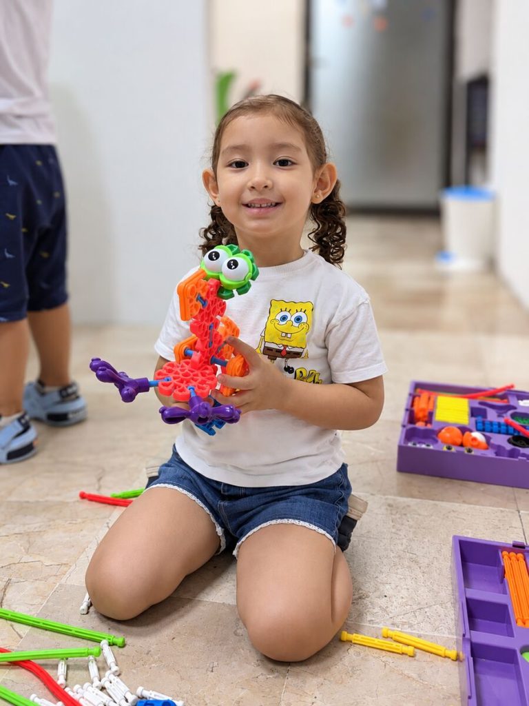 Niña construyendo en el aula en Centro Educativo STEAM