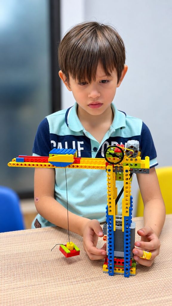 Niño construyendo una grúa en clase en Centro Educativo STEAM