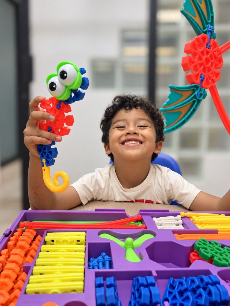 Niños construyendo robots en el aula en Centro Educativo STEAM