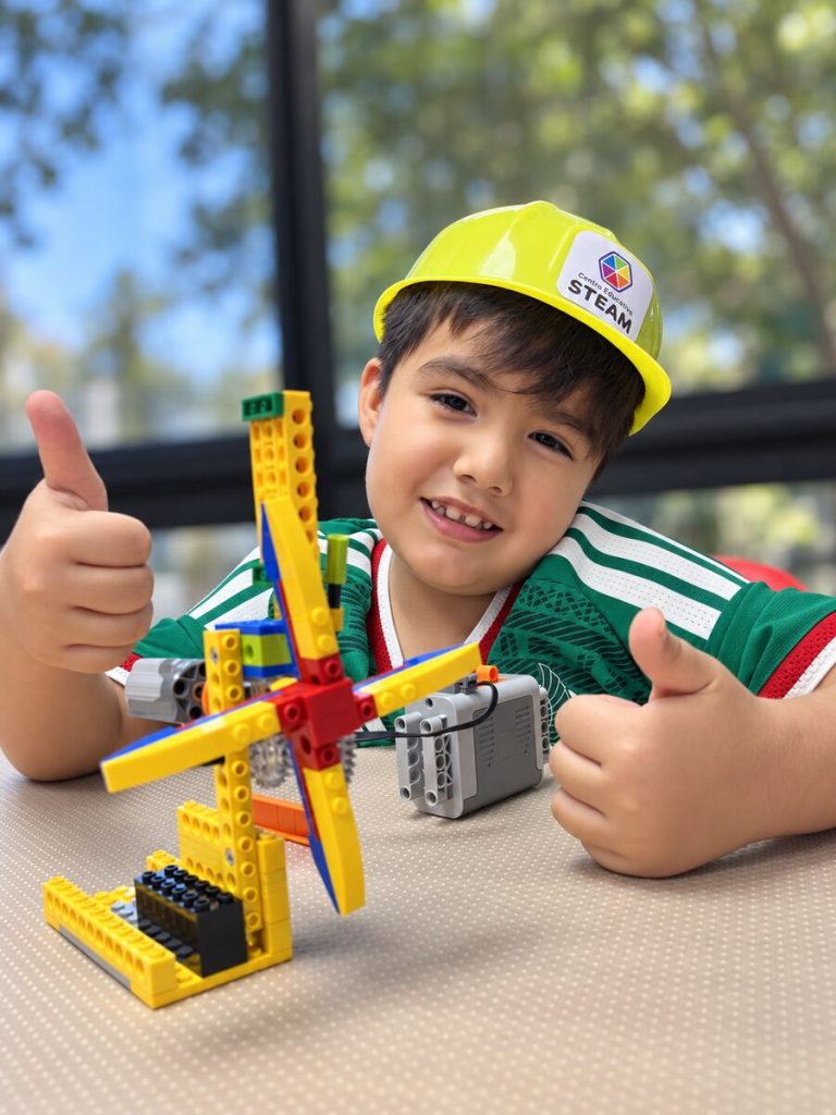 Pequeños ingenieros con molino STEAM en Centro Educativo STEAM