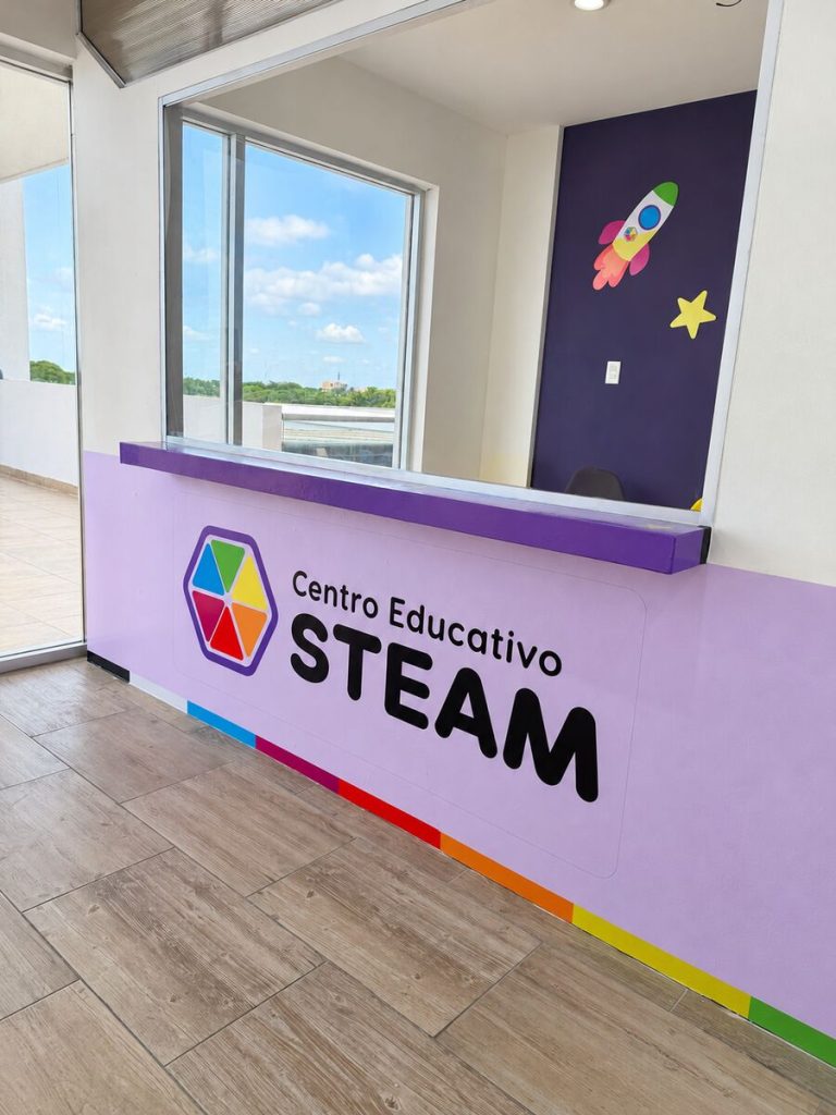 Recepción de la sede Mérida Norte, Plaza Solare, con el logotipo de Centro Educativo STEAM